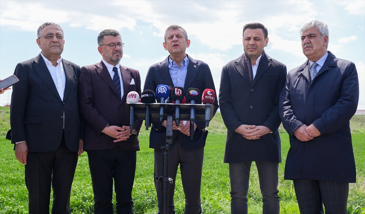 CHP Genel Başkanı Özgür Özel, yolsuzluk soruşturması kapsamında tutuklanmasının ardından İstanbul...