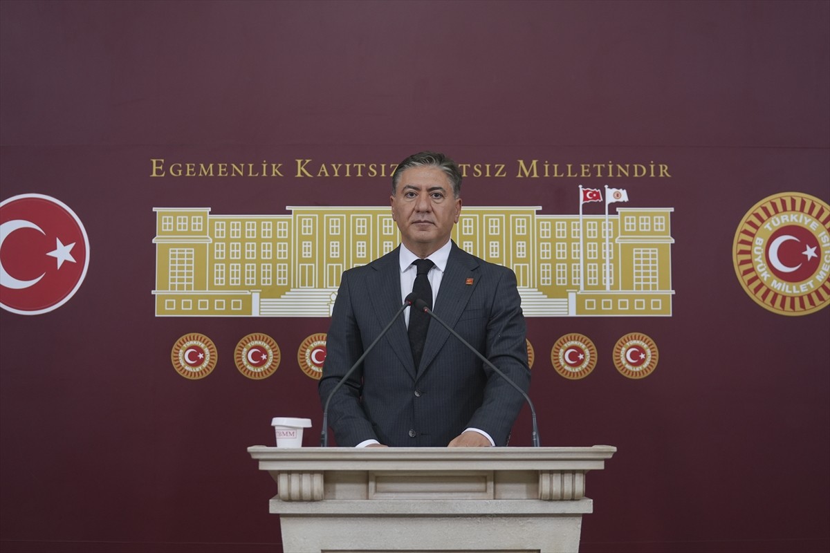 CHP Grup Başkanvekili Murat Emir, Meclis'te düzenlediği basın toplantısında açıklamalarda...