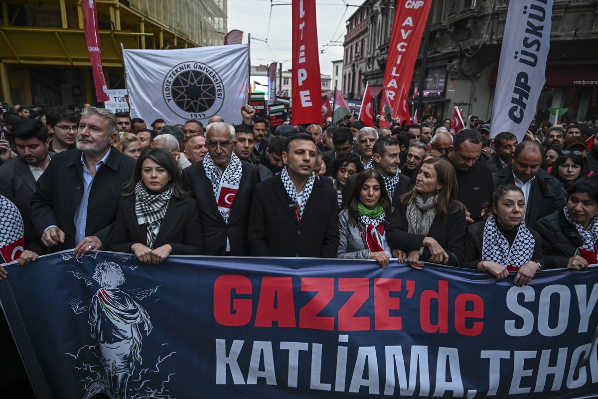 CHP İstanbul İl Başkanlığınca Beyoğlu'nda yapılmak istenen izinsiz gösteri nedeniyle polis ile...