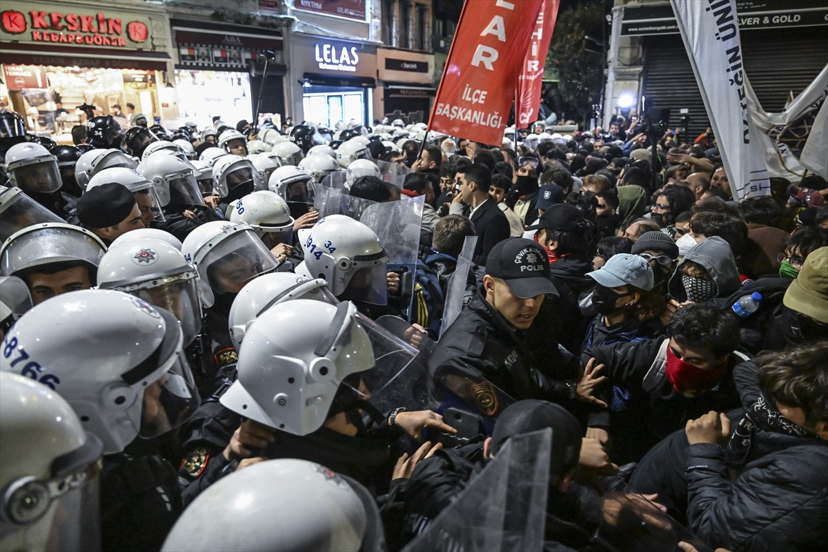 CHP İstanbul İl Başkanlığınca Beyoğlu'nda yapılmak istenen izinsiz gösteri nedeniyle polis ile...