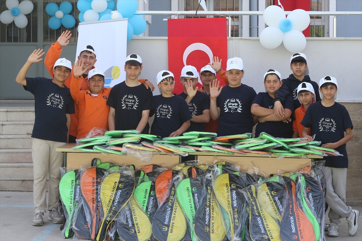 Çocukların tenis sporuyla tanışmasını ve tenis kültürünün yaygınlaşmasını hedefleyen "Haydi...