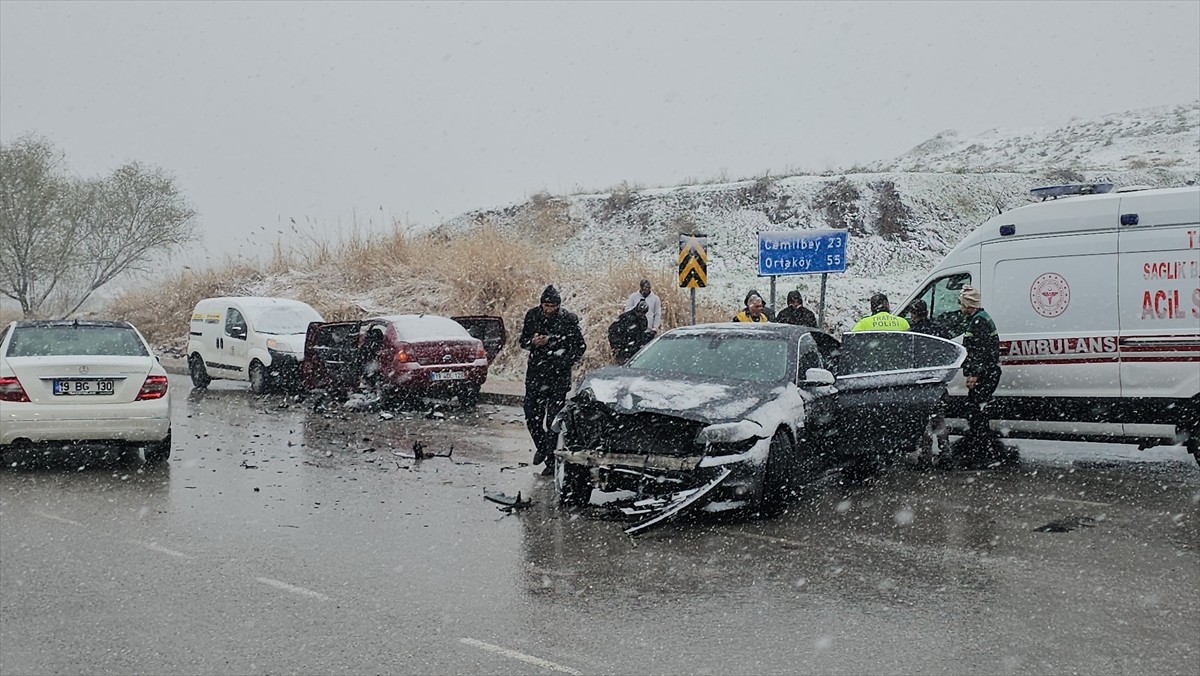 Çorum'da 3 aracın çarpışması sonucu aynı aileden 4 kişi yaralandı.