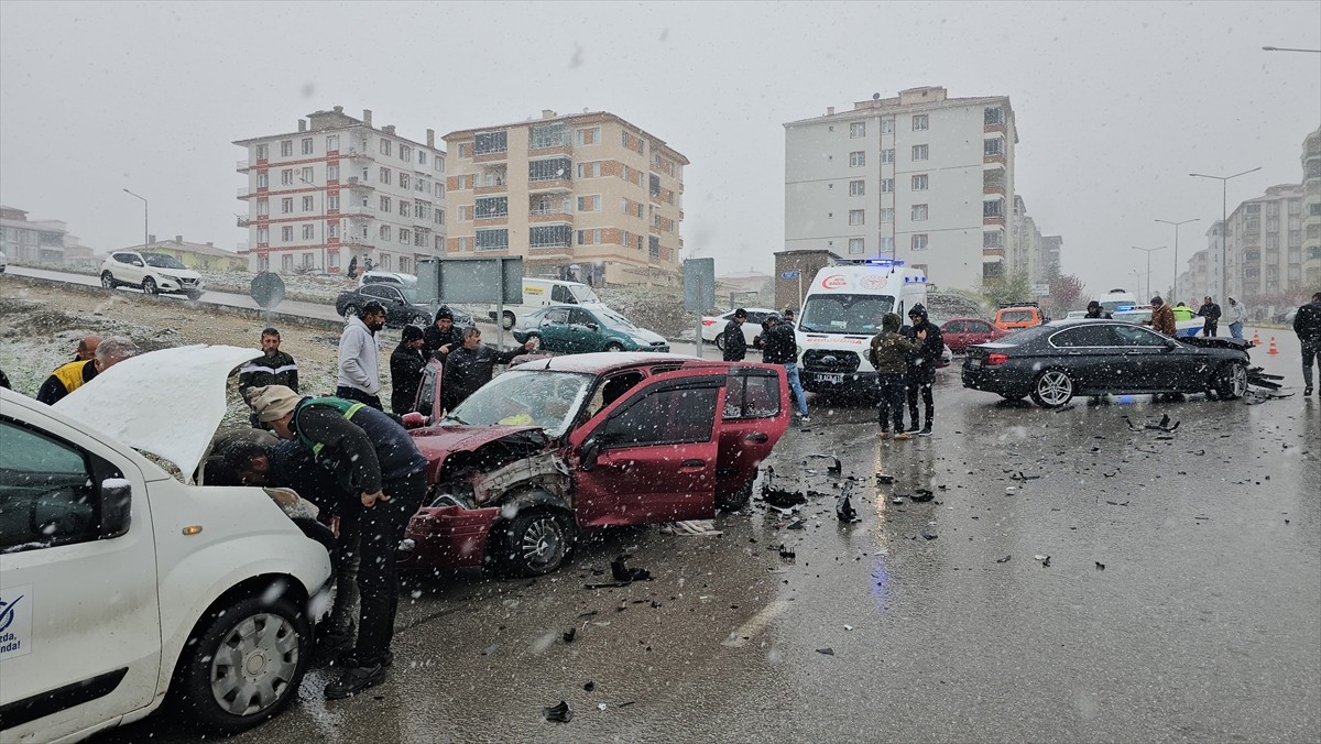 Çorum'da 3 aracın çarpışması sonucu aynı aileden 4 kişi yaralandı.