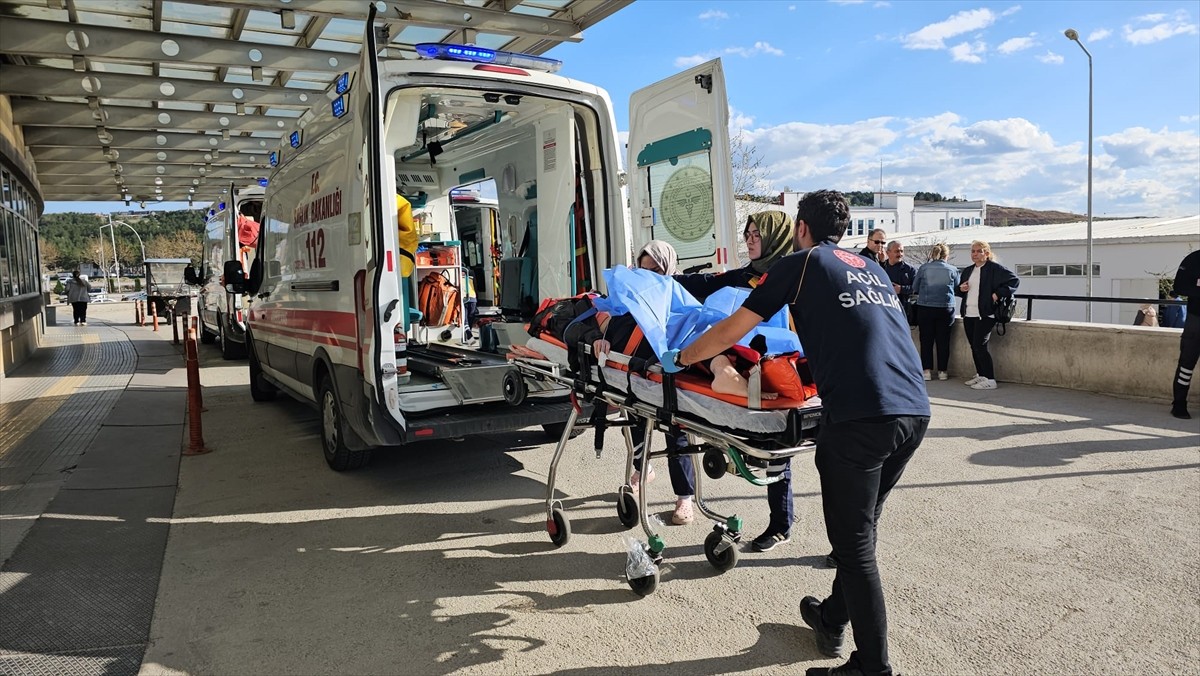 Çorum'da bariyere çarpan motosikletin sürücüsü ağır yaralandı.