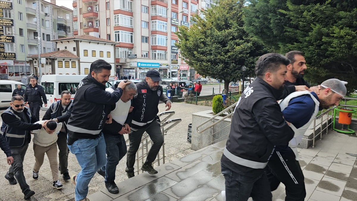 Çorum'da, restoranda çıkan ve 1 kişinin öldüğü, 3 kişinin yaralandığı kavgayla ilgili 2 kişi...