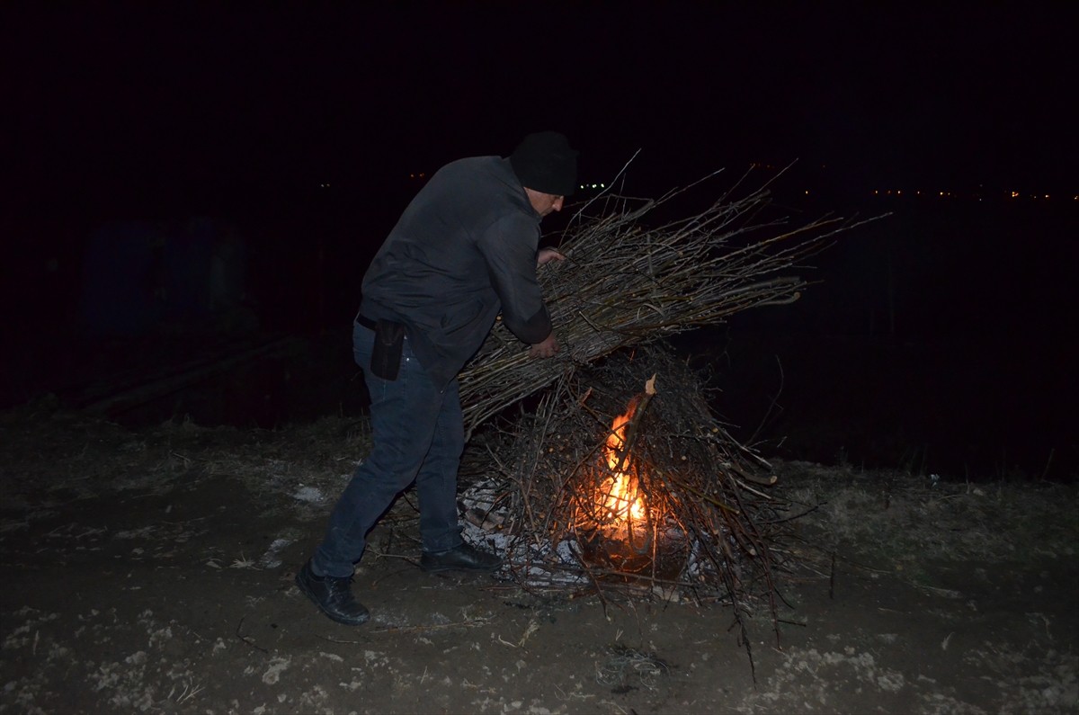 Çorum'un Dodurga ilçesinde çiftçiler, meyve ağaçlarını zirai dona karşı korumak için ateş yakarak...