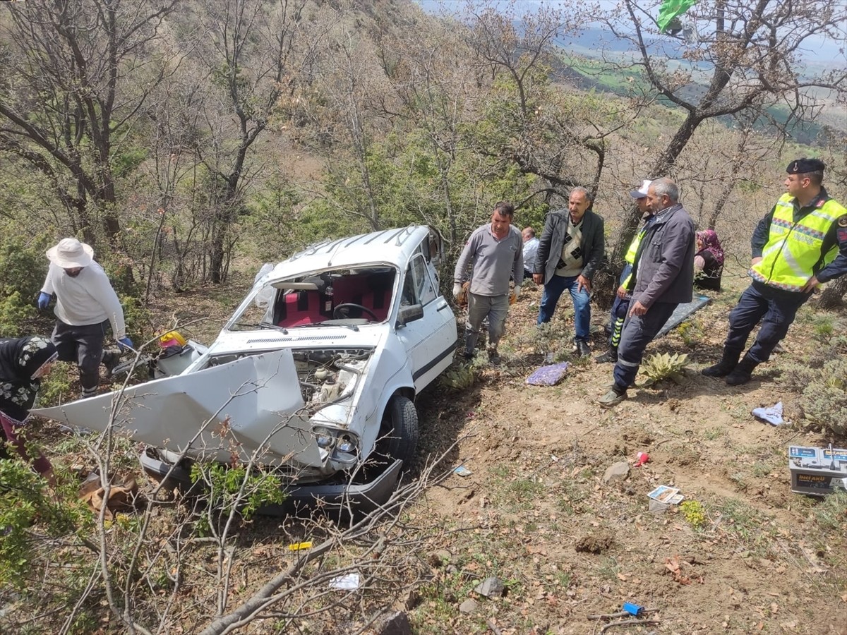 Çorum'un Laçin ilçesinde otomobilin devrilmesi sonucu 1'i çocuk 3 kişi yaralandı.