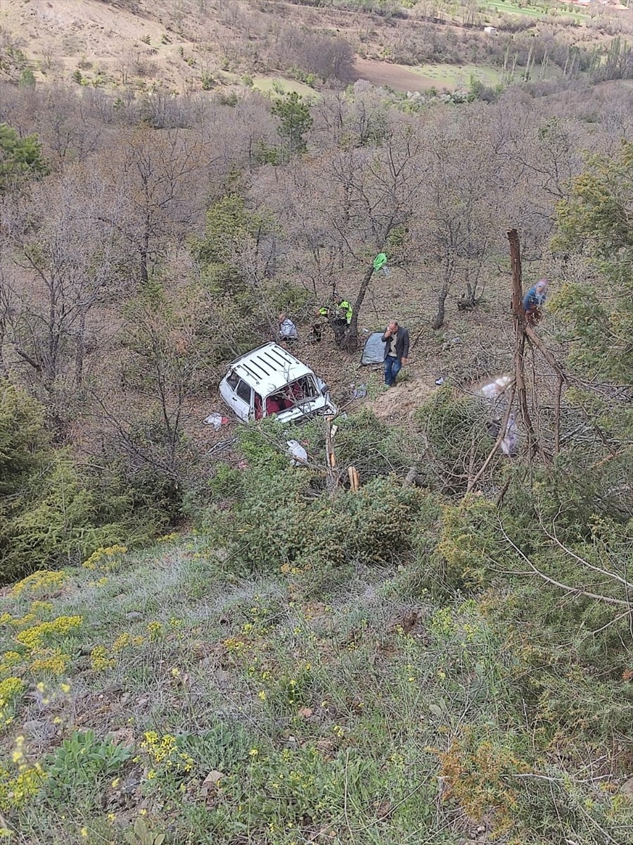 Çorum'un Laçin ilçesinde otomobilin devrilmesi sonucu 1'i çocuk 3 kişi yaralandı.