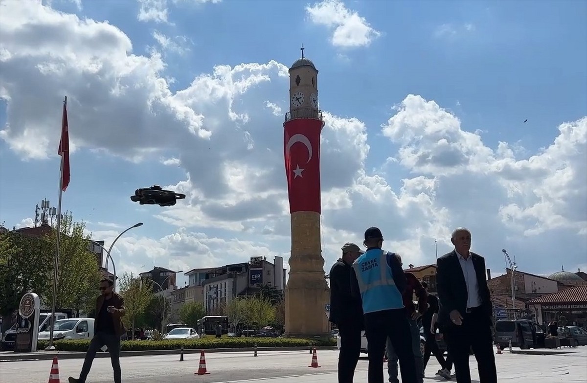 Çorum Belediyesi, yere izmarit atılmasının önüne geçmek amacıyla dronla denetim başlattı.