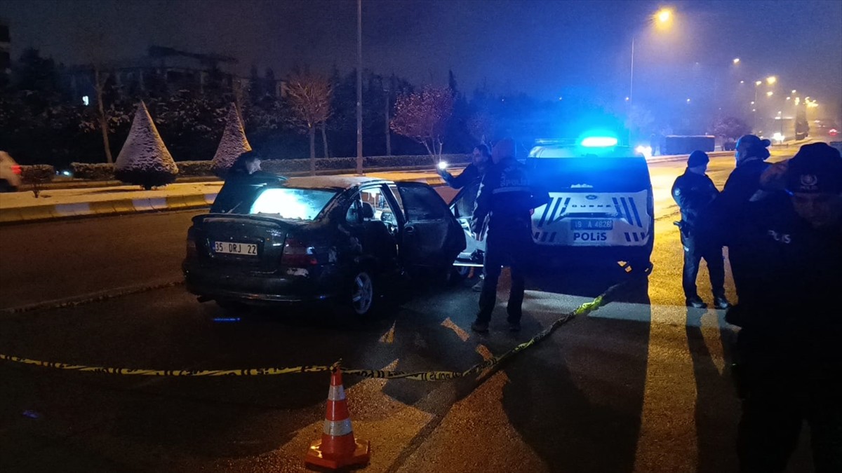 Çorum’da bir kişi otomobilde başından silahla vurulmuş halde yaralı bulundu.