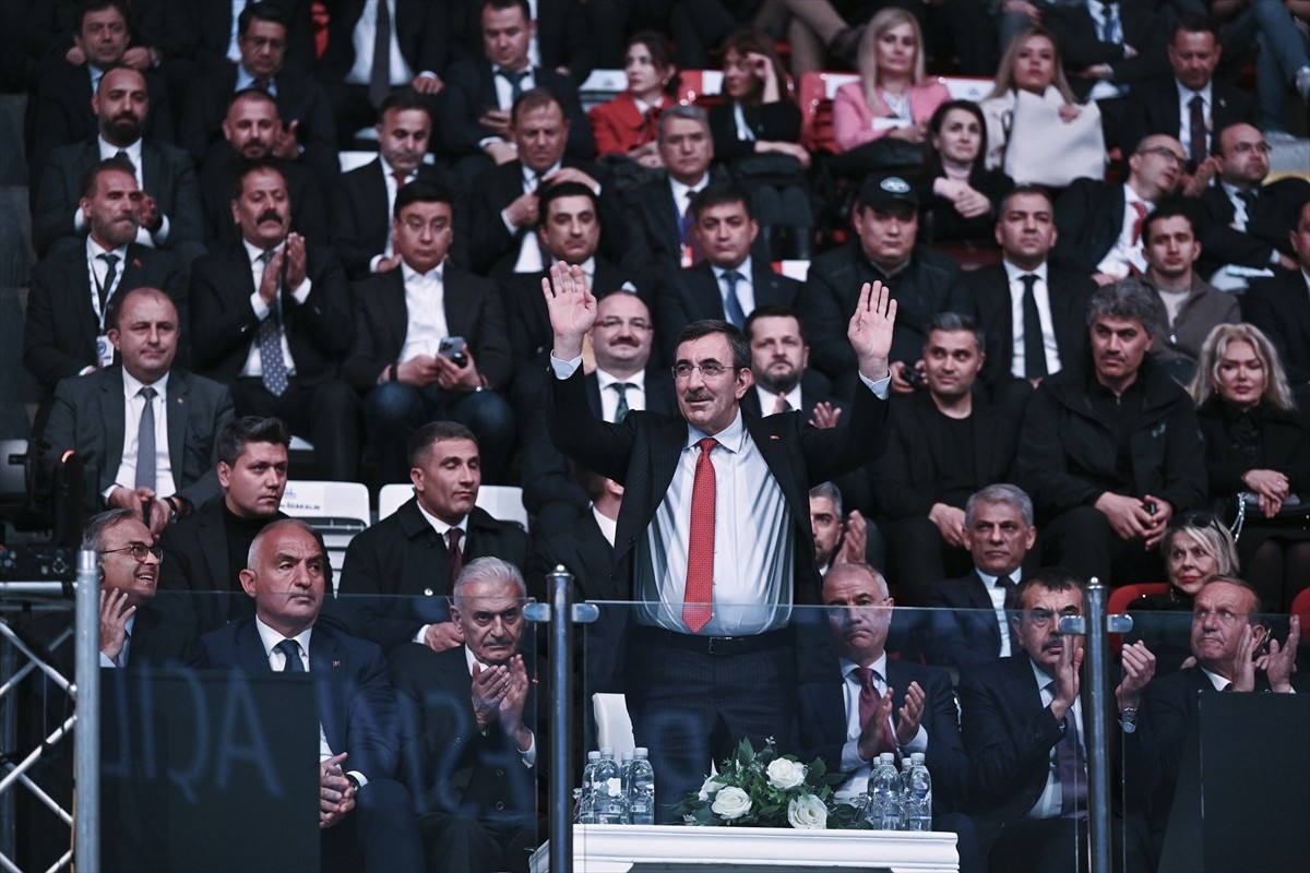 Cumhurbaşkanı Yardımcısı Cevdet Yılmaz, Erzurum'daki Buz Hokeyi Salonu'nda düzenlenen Ekonomik...