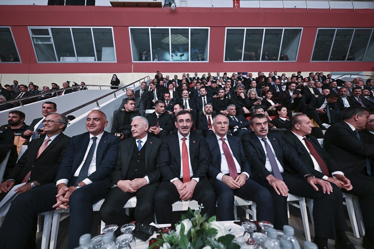 Cumhurbaşkanı Yardımcısı Cevdet Yılmaz, Erzurum'daki Buz Hokeyi Salonu'nda düzenlenen Ekonomik...