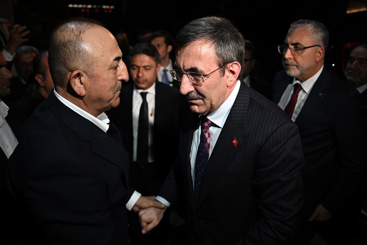 Cumhurbaşkanı Yardımcısı Cevdet Yılmaz (ortada) ve beraberindeki Hazine ve Maliye Bakanı Mehmet...
