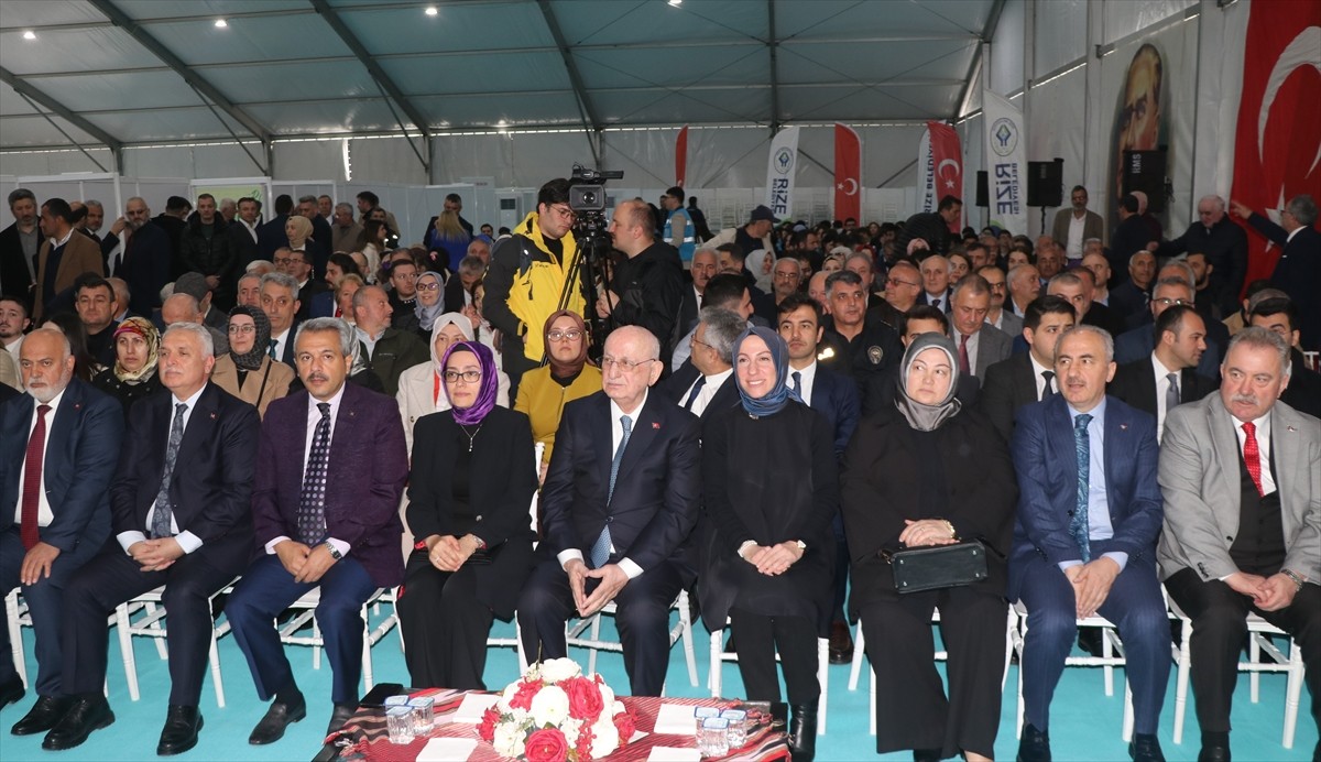 Cumhurbaşkanlığı Yüksek İstişare Kurulu Başkan Vekili İsmail Kahraman (sağ 5) valilik ve Rize...