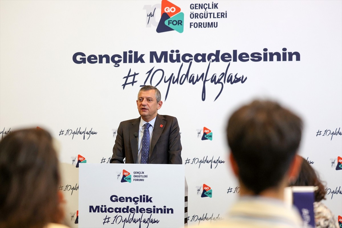 Cumhuriyet Halk Partisi Genel Başkanı Özgür Özel, Ankara’da düzenlenen programda Gençlik Örgütleri...