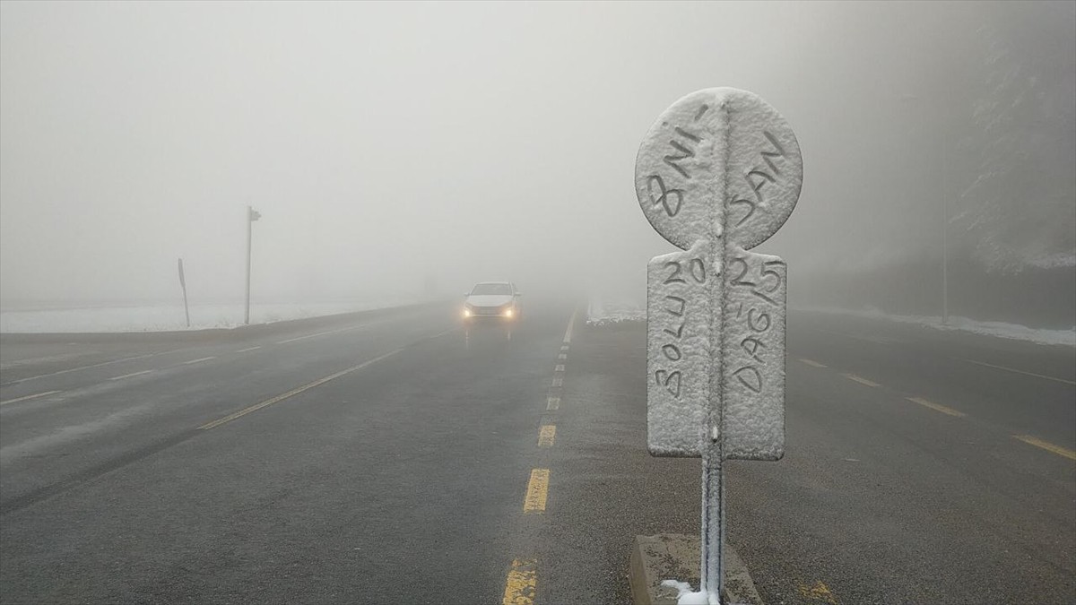 D-100 kara yolunun Bolu Dağı kesiminde etkisini gösteren hafif kar yağışı ve sis, görüş mesafesini...