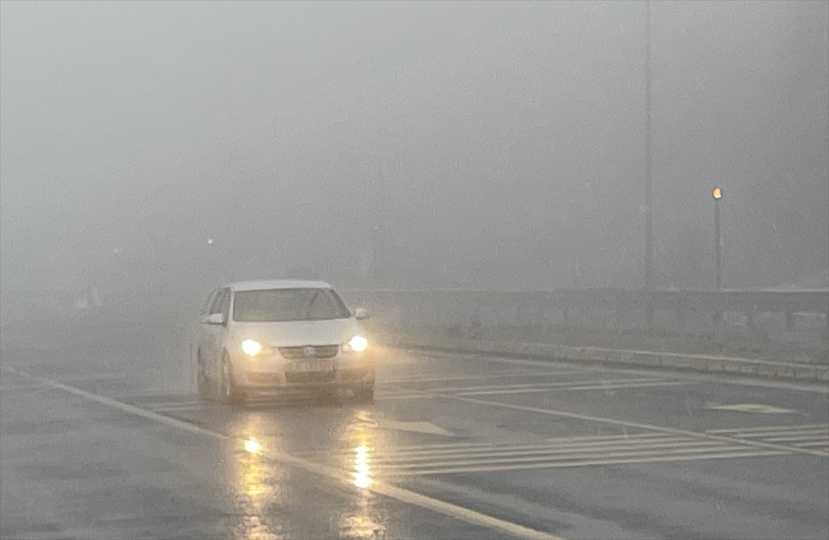 D-100 kara yolunun Bolu Dağı kesiminde kar yağışı ve sis ulaşımı olumsuz etkiledi. 