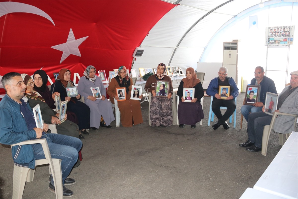 Dağa kaçırılan çocukları için eski HDP il binası önünde oturma eylemi yapan Diyarbakır anneleri...