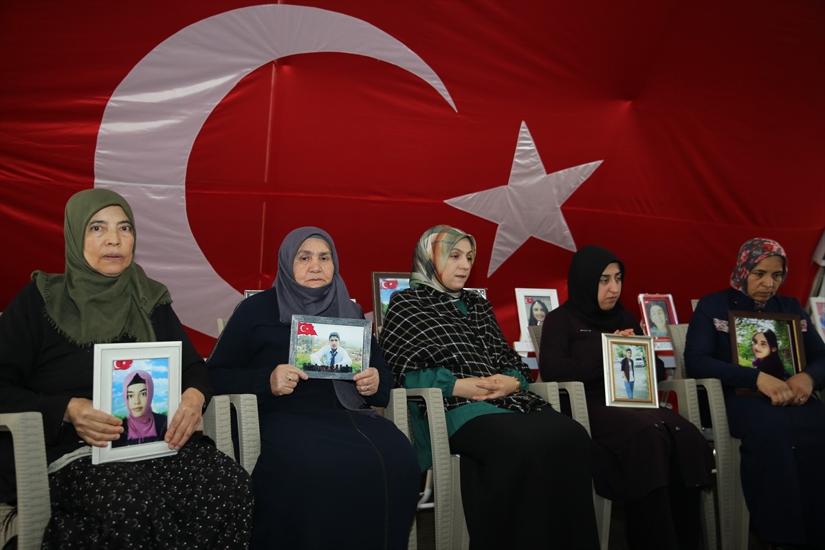 Dağa kaçırılan çocukları için eski HDP il binası önünde oturma eylemi yapan Diyarbakır anneleri...