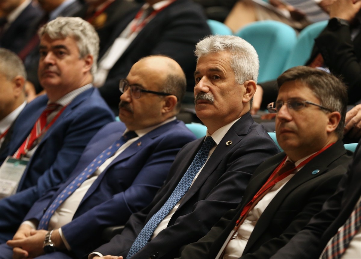 Danıştay Başkanı Zeki Yiğit (sağ 3), Balıkesir Üniversitesi Atatürk Kongre ve Kültür Merkezi'nde...