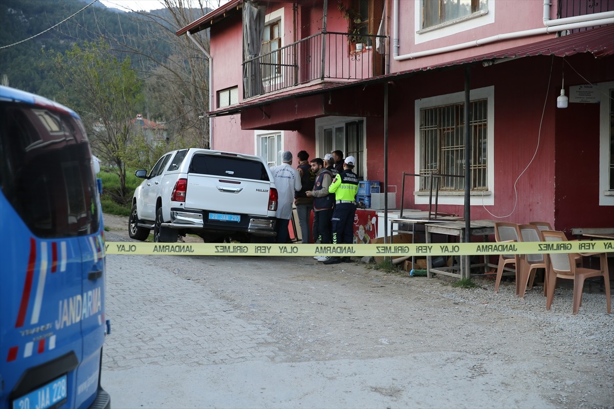 Denizli'nin Acıpayam ilçesinde bir kişi, tartıştığı kardeşi ile yengesini tüfekle öldürdü. İhbar...