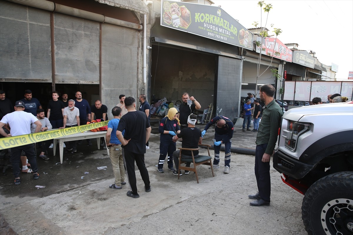 Denizli'nin Merkezefendi ilçesinde otomobilin LPG tankının bakımı sırasında oluşan parlamada 8...