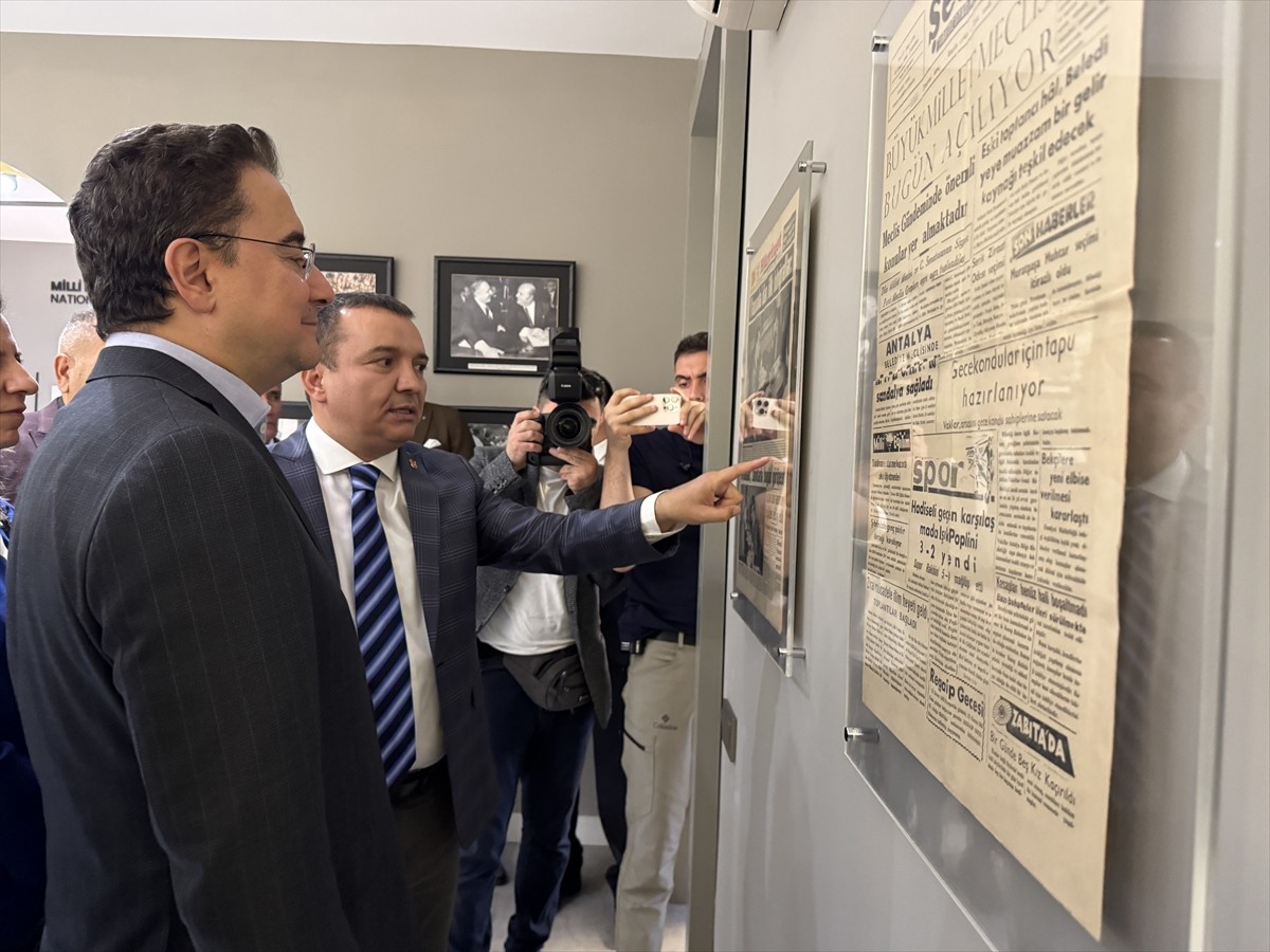 DEVA Partisi Genel Başkanı Ali Babacan (ortada), Antalya Gazeteciler Cemiyeti'nde (AGC) basın...