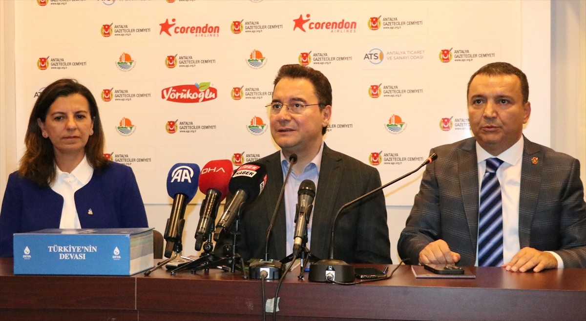 DEVA Partisi Genel Başkanı Ali Babacan (ortada), Antalya Gazeteciler Cemiyeti'nde (AGC) basın...