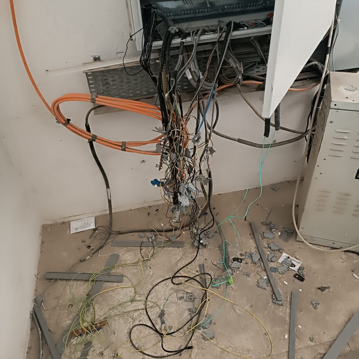 Dicle Elektrik, trafodan bakır kablo çaldığı gerekçesiyle yargılanan sanığa toplam 8 yıl 4 ay...