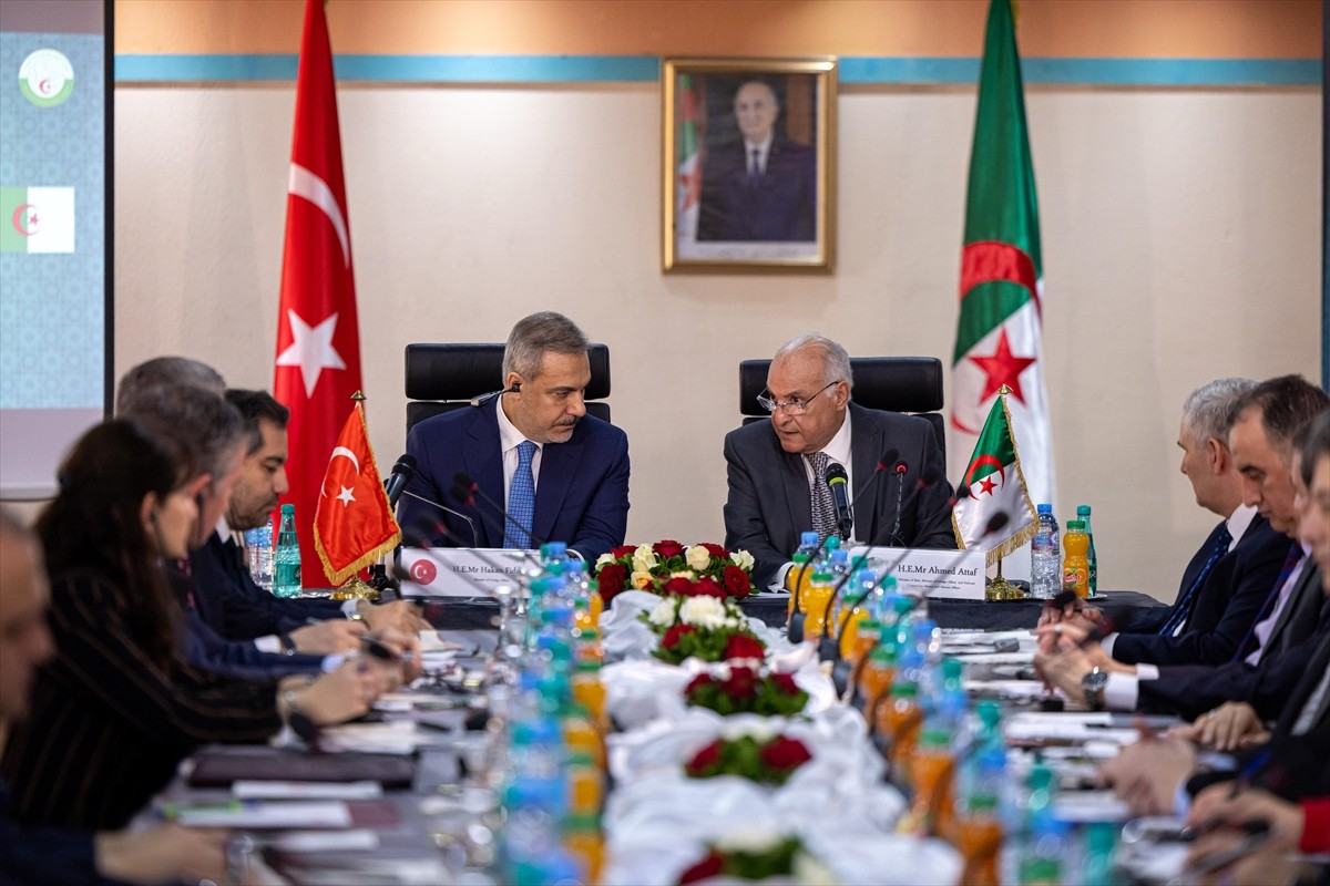 Dışişleri Bakanı Hakan Fidan, Cezayir'e gerçekleştirdiği resmi ziyaret kapsamında Cezayirli...