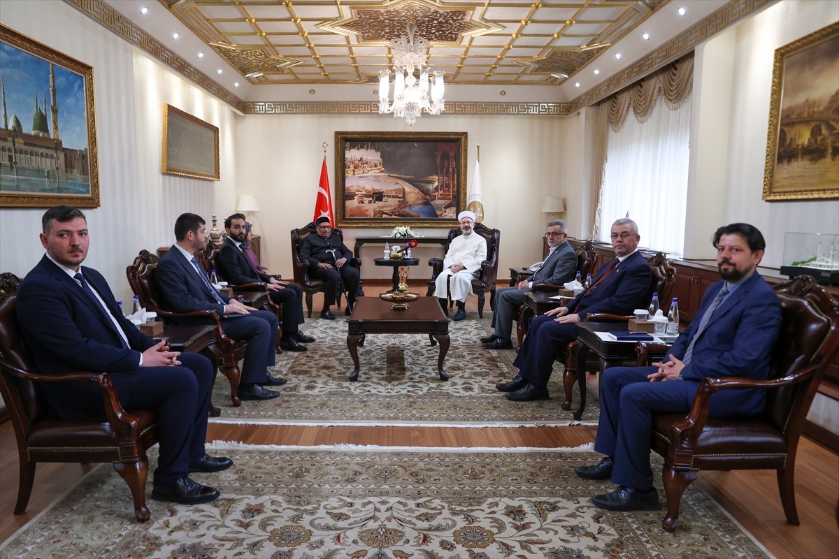 Diyanet İşleri Başkanı Ali Erbaş, Dünya Müslüman Alimler Birliği Başkan Yardımcısı İsam El-Beşir...