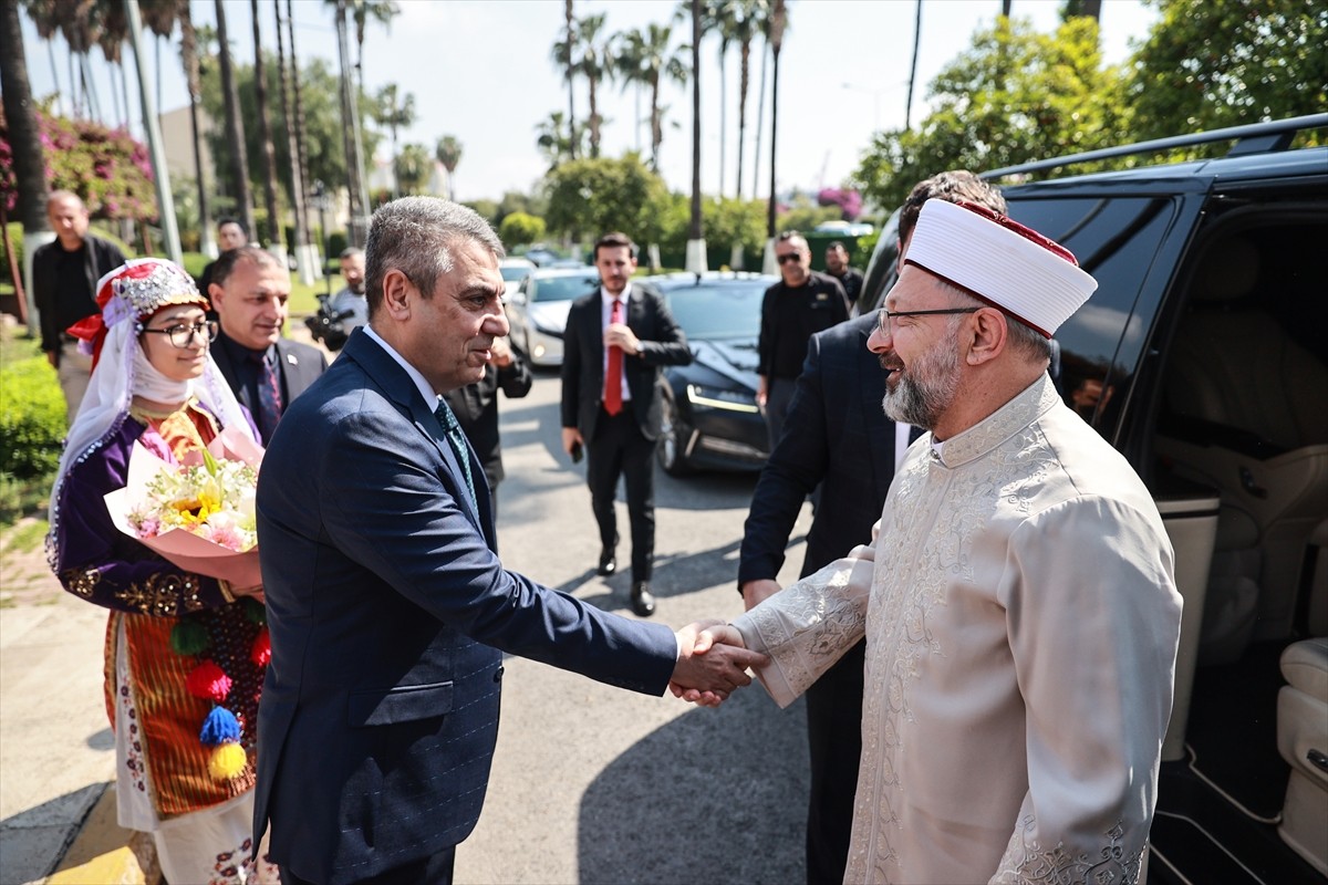 Diyanet İşleri Başkanı Ali Erbaş (sağda), Mersin'deki programları kapsamında, Vali Atilla Toros'u...