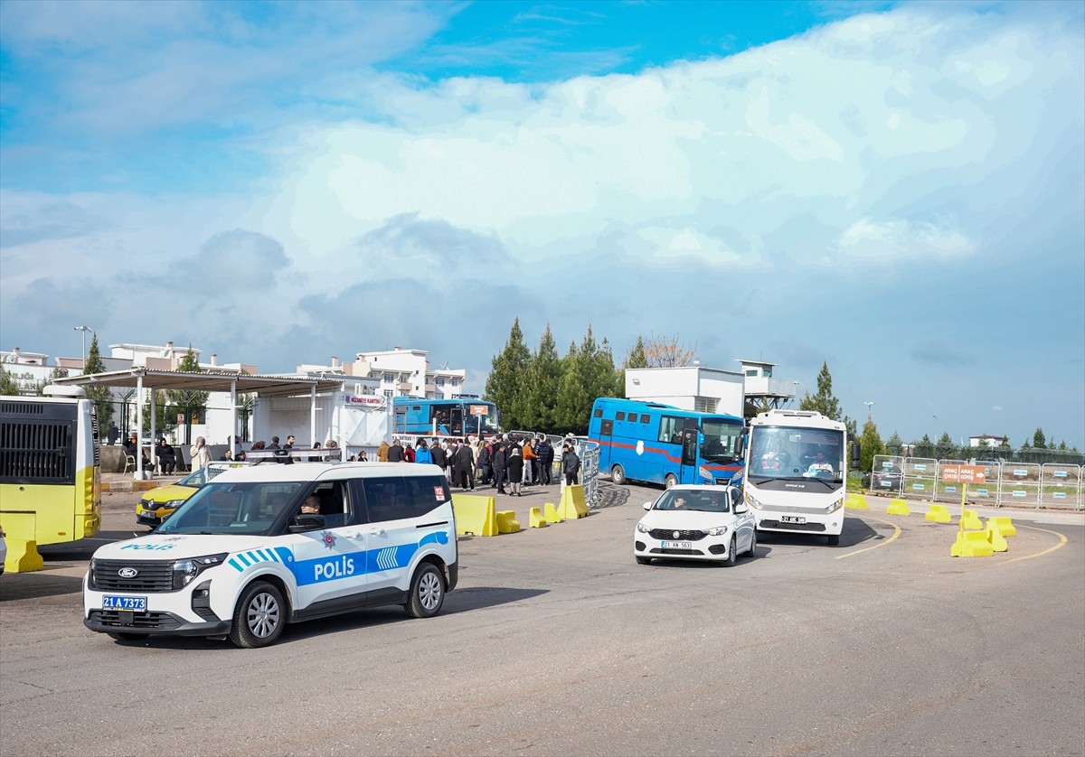 Diyarbakır'da 8 yaşındaki Narin Güran'ın öldürülmesine ilişkin dava için tutuklu sanıklar...