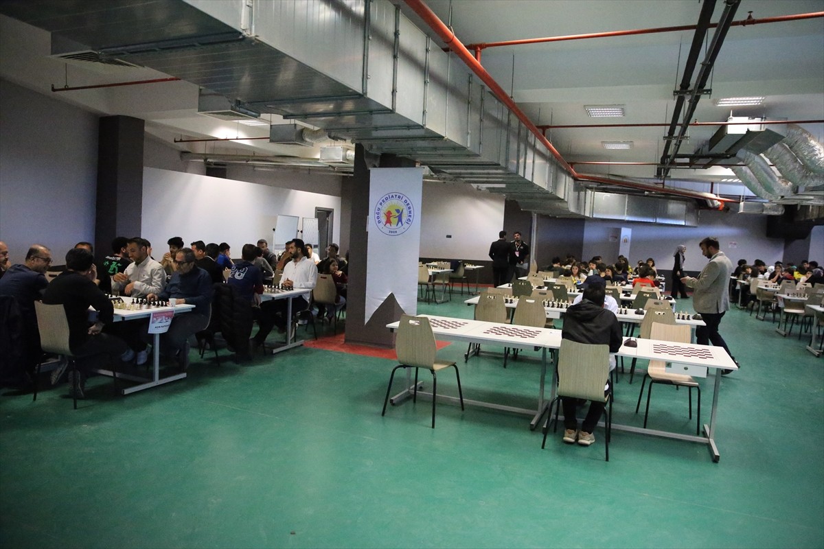 Diyarbakır'da Doğu Pediatri Derneği tarafından düzenlenen "3. Satranç Turnuvası" 17 ilden 150...