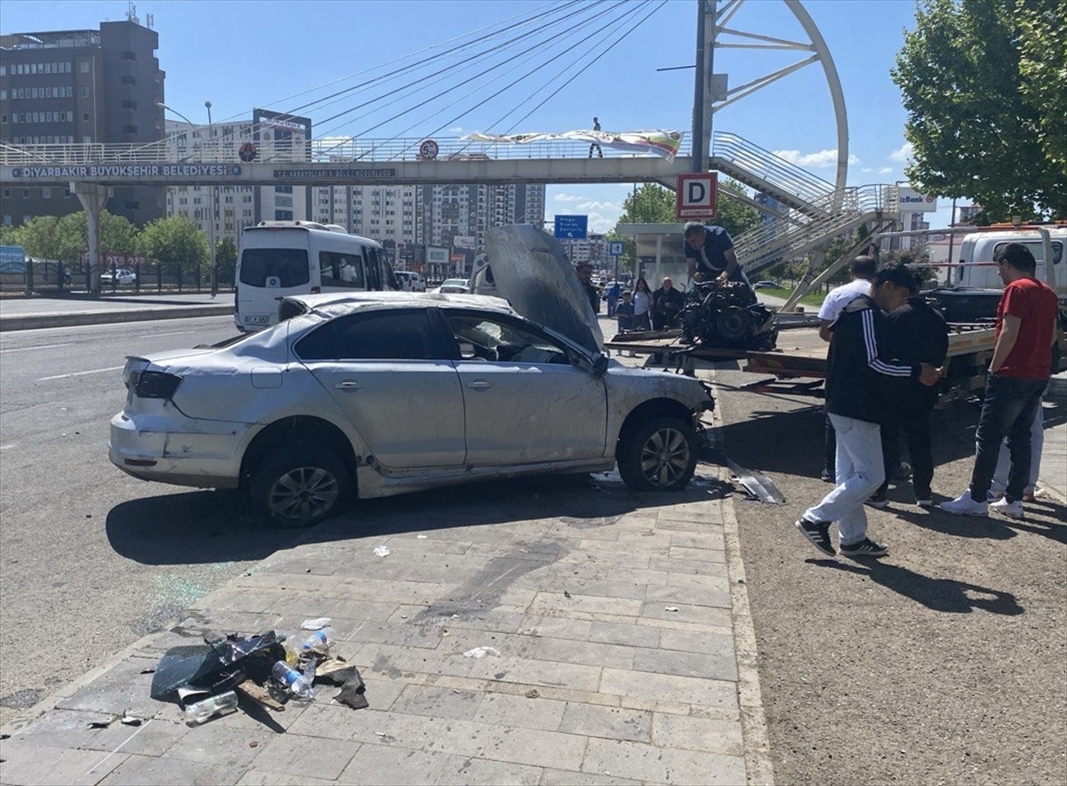 Diyarbakır'ın merkez Kayapınar ilçesinde refüje çarptıktan sonra devrilen otomobilin sürücüsü...