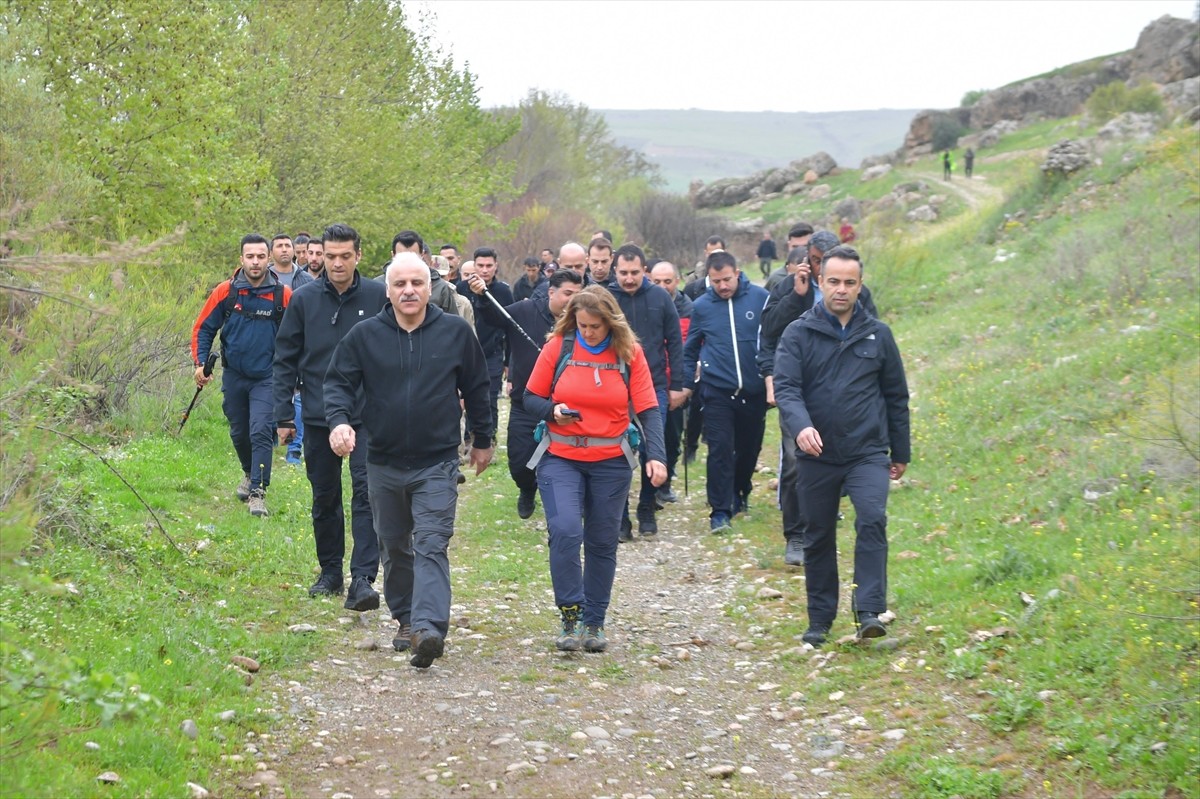 Diyarbakır Valisi Murat Zorluoğlu (solda), "Kral Yolu" rotasındaki Eğil Yatır Kanyonu'nda...