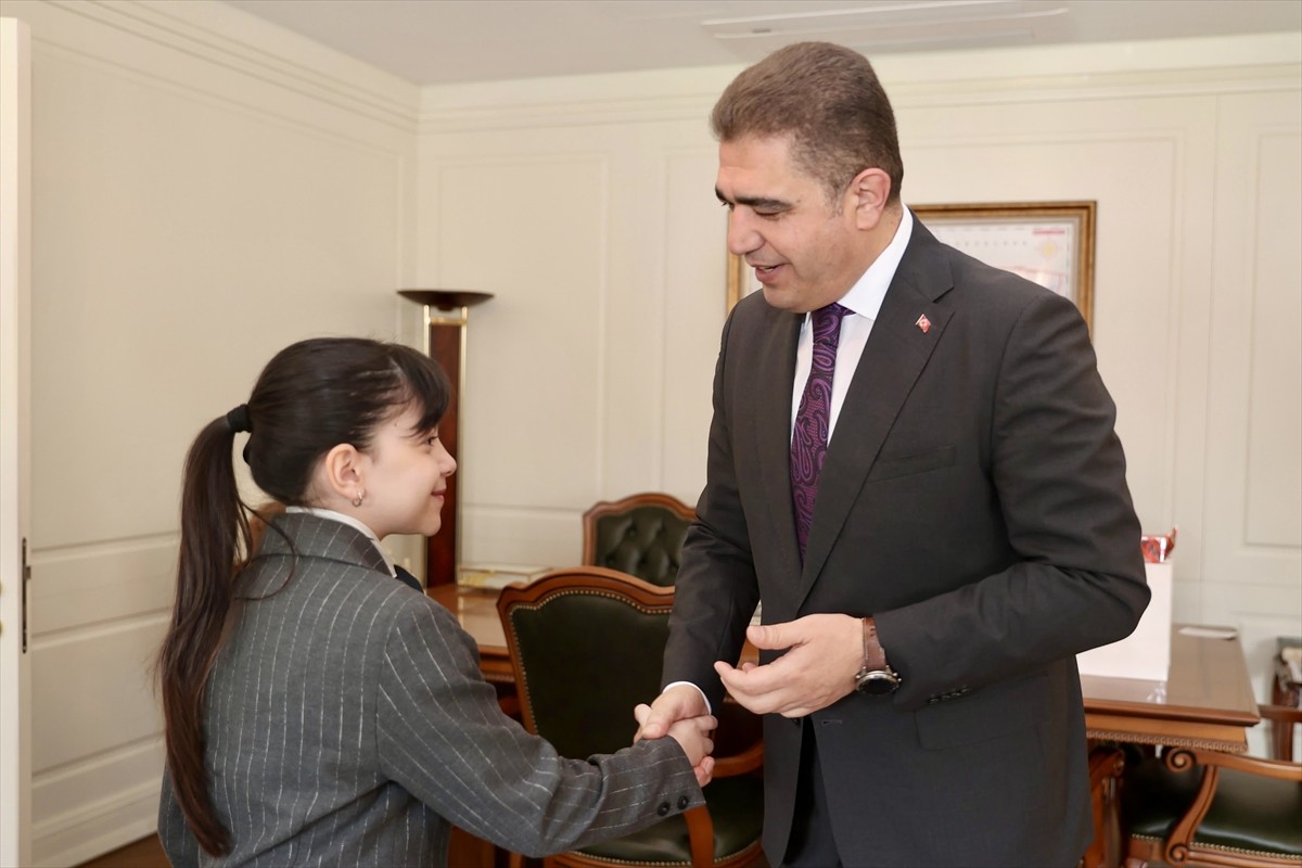 Düzce'de 23 Nisan Ulusal Egemenlik ve Çocuk Bayramı dolayısıyla ilkokul öğrencisi Nil Su Eylül...