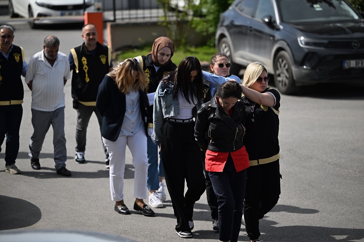 Düzce'de, kuyumculara sahte altın satmak isteyen 3'ü kadın 4 şüpheli gözaltına alındı. Emniyetteki...