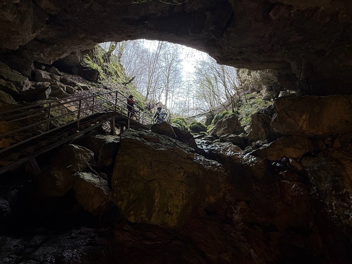 Düzce'nin Akçakoca ilçesindeki Fakıllı Mağarası, Ramazan Bayramı'nda tatilciler tarafından ziyaret...