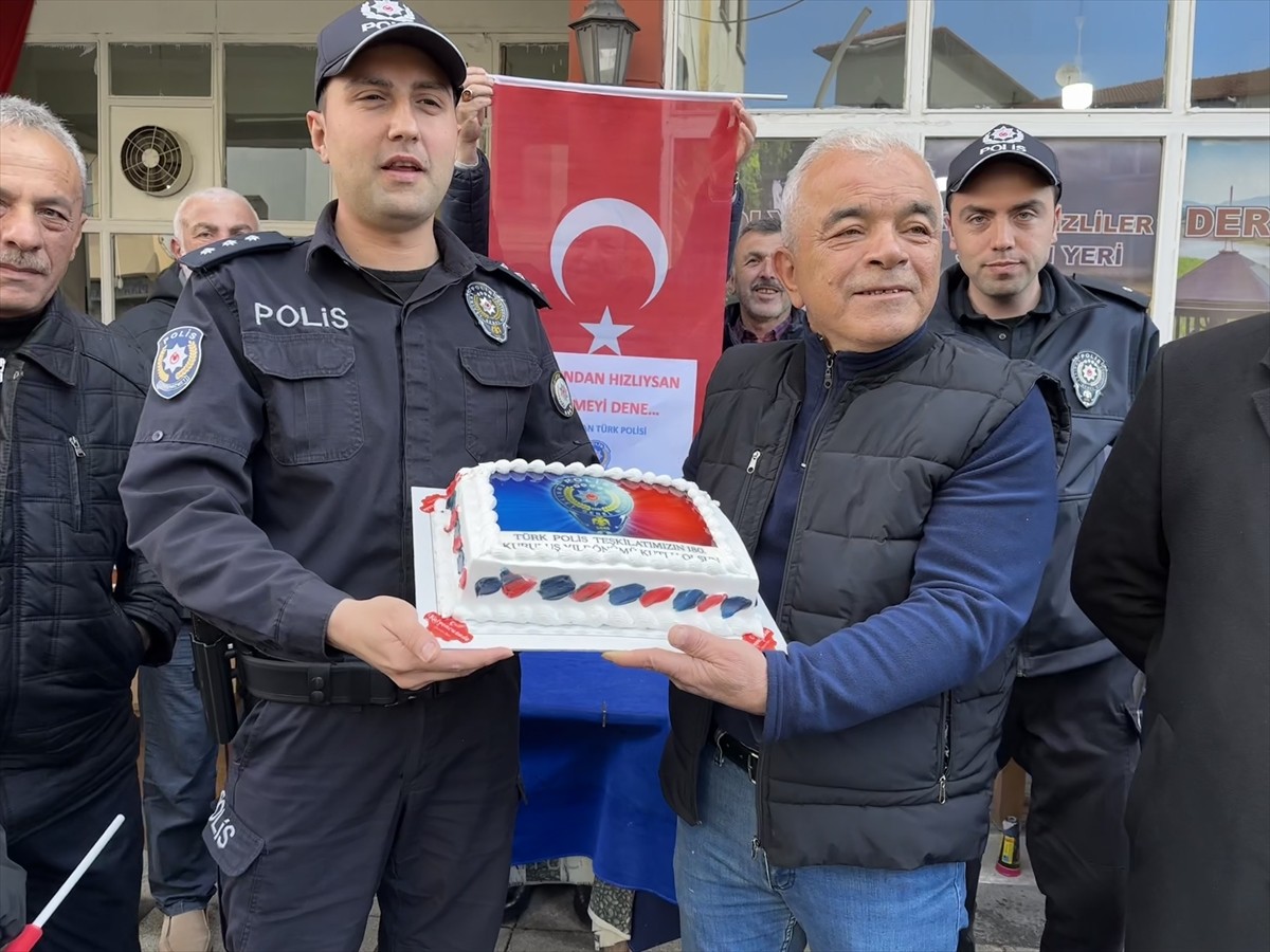Düzce'nin Gölyaka ilçesinde kavga ihbarına giden polis ekipleri, esnaf tarafından pasta ve...
