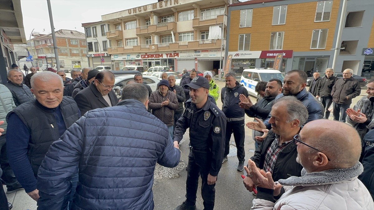 Düzce'nin Gölyaka ilçesinde kavga ihbarına giden polis ekipleri, esnaf tarafından pasta ve...