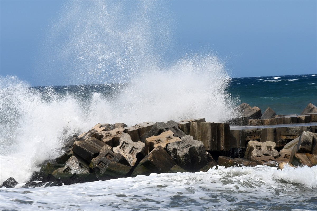 Düzce'nin Karadeniz'e kıyısı bulunan ilçesi Akçakoca'da kuvvetli rüzgar etkili oluyor. Şiddetli...