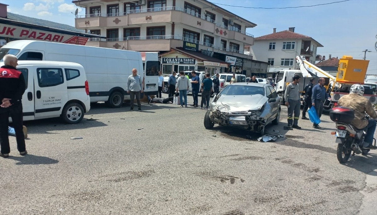 Düzce'nin Kaynaşlı ilçesinde hafif ticari araç ile otomobilin çarpışması sonucu 7 kişi yaralandı....