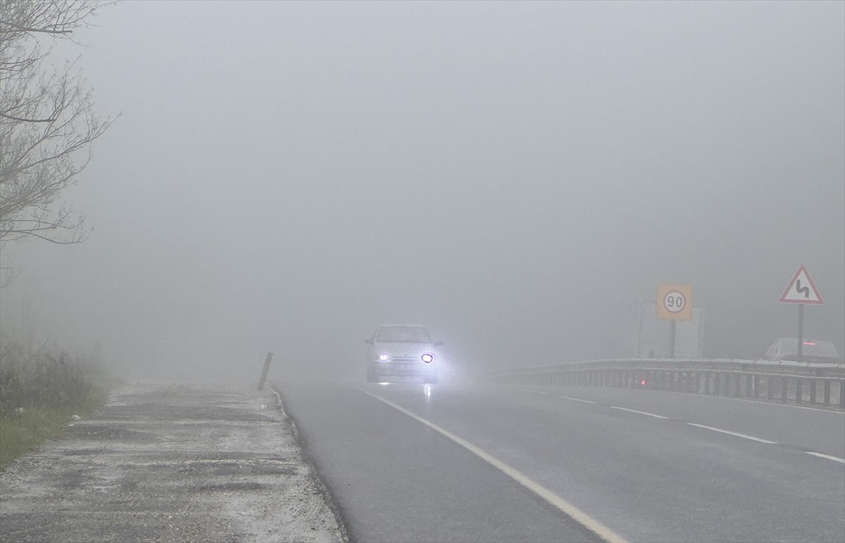Düzce ile Zonguldak arasında ulaşımı sağlayan D-655 Batı Karadeniz Bağlantı Yolu'nda sis hakim...