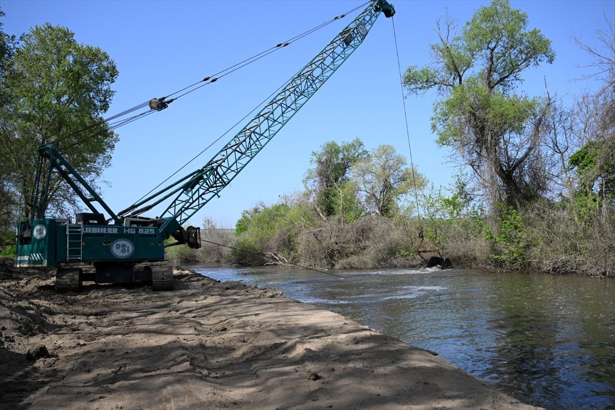 Edirne'de çeltik arazilerinin beslendiği Tunca Nehri'nin yatağı temizleniyor, su biriktirme...