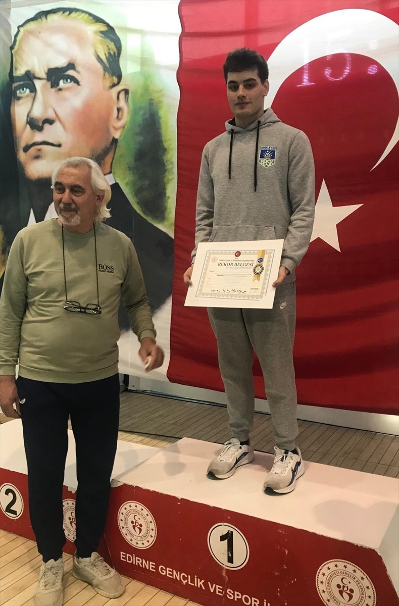 Edirne'de düzenlenen Paletli Yüzme Kulüplerarası Türkiye Şampiyonası ve milli takım seçmelerinde 6...