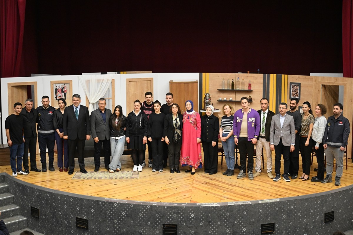 Edirne'de emniyet mensuplarından oluşan tiyatro grubunun sahnelediği, uyuşturucuyla mücadelede...
