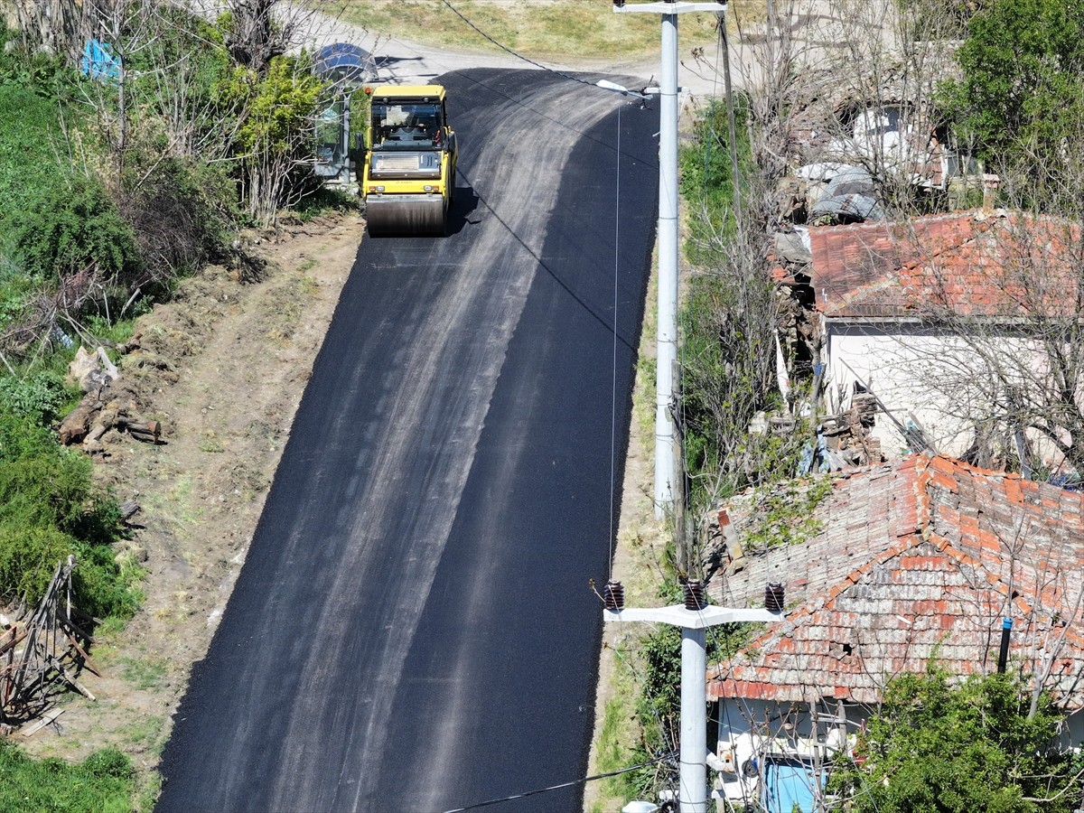 Edirne'de, İl Özel İdaresi tarafından Ahi köyünde sıcak asfalt çalışmaları başlatıldı.