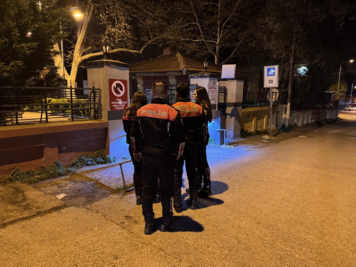 Edirne'de lise öğrencisi kız okul bahçesinde bıçakla öldürülmüş halde bulundu. İhbar üzerine...