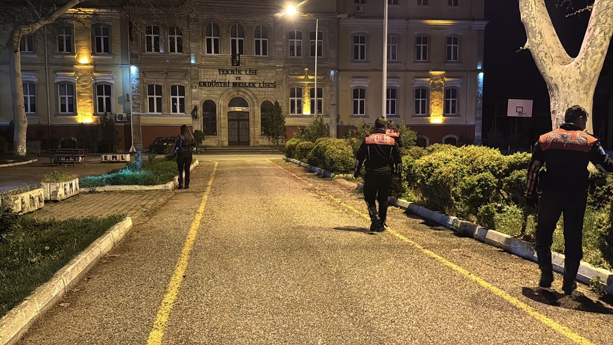 Edirne'de lise öğrencisi kız okul bahçesinde bıçakla öldürülmüş halde bulundu. İhbar üzerine...